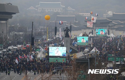 【서울=뉴시스】사진공동취재단 = 11일 서울 광화문광장에서 탄핵찬성 촛불집회가 열리고 있다. 2017.03.11.     photo@newsis.com