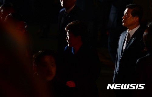 【서울=뉴시스】조성봉 기자 = 박근혜 전 대통령이 12일 오후 서울 강남구 삼성동 자택 앞에서 지지자들과 인사를 나누고 있는 가운데 그림자가 드리워져 있다. . 2017.03.12. suncho21@newsis.com