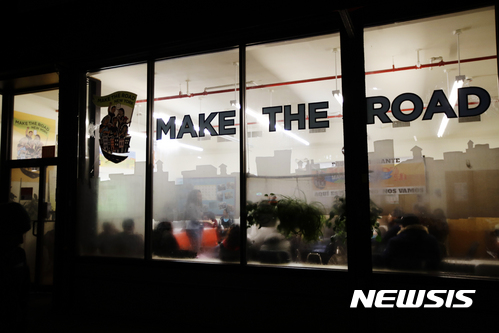 【AP/뉴시스】 = 도널드 트럼프 대통령의 불법이민 추방 정책에 따라 뉴욕의 한 시민단체가 실시하는 이민의 권리교육센터에서 사람들이 추방에 대비한 정보를 알기 위해 강의를 듣고 있다. 멕시코 정부는 미국에서 추방된 귀국자들을 위해 민간 단체들과 협약을 맺고 5만개의 일자리를 준비하고 있다고 발표했다.   