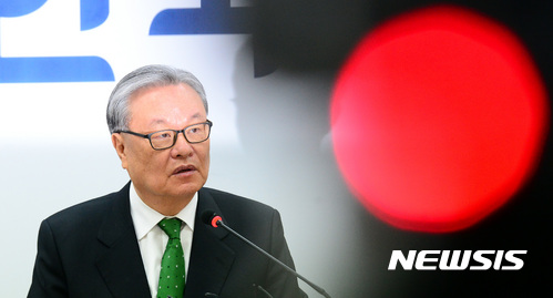 【서울=뉴시스】박영태 기자 = 인명진 자유한국당 비상대책위원장이 13일 오전 서울 여의도 자유한국당 당사에서 진행된 비상대책위원회의에서 발언을 하고 있다. 2017.03.13. since1999@newsis.com