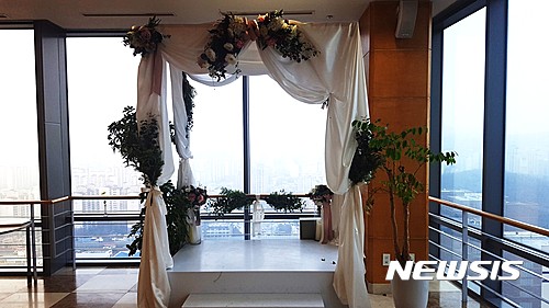 【용인=뉴시스】이정하 기자 = 수백억원을 들이고도 관람객이 없어 '애물단지'로 전락한 경기 용인시 '아르피아 타워 전망대'가 무료 작은 웨딩홀로 변신한다. 용인도시공사는 수지구 죽전동 하수종말처리장 상부에 마련된 '아르피아 타워' 4층 전망대를 스몰웨딩홀(수용인원 50명 규모)로 꾸미고, 시민에게 무료 대관한다고 13일 밝혔다. 2017.03.13 (사진=용인시 제공) photo@newsis.com