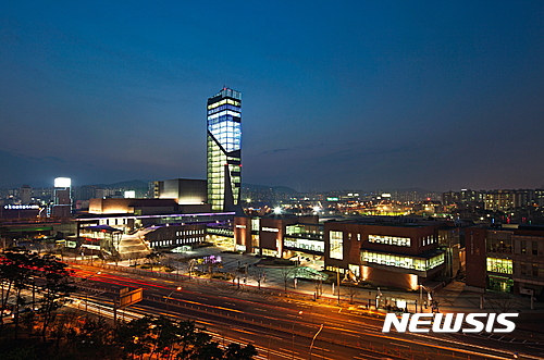 【용인=뉴시스】이정하 기자 = 수백억원을 들이고도 관람객이 없어 '애물단지'로 전락한 경기 용인시 '아르피아 타워 전망대'가 무료 작은 웨딩홀로 변신한다. 용인도시공사는 수지구 죽전동 하수종말처리장 상부에 마련된 '아르피아 타워' 4층 전망대를 스몰웨딩홀(수용인원 50명 규모)로 꾸미고, 시민에게 무료 대관한다고 13일 밝혔다. 2017.03.13 (사진=용인시 제공) photo@newsis.com