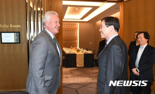 【서울=뉴시스】권오준 포스코 회장이 13일 서울 시내 모처에서 한국을 방문중인 제프리 이멜트 GE 회장을 만나 대화를 하고 있다. 2017.03.13. (사진=포스코 제공)&nbsp;&nbsp; photo@newsis.com
