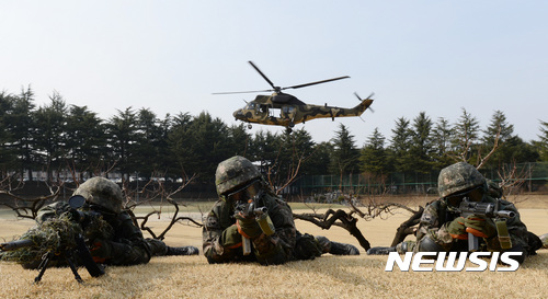 【대구=뉴시스】김진아 기자 = 13일 오후 육군 2작전사령부에서 열린 기동예비전력 전개 훈련에서 특공대원들이 작전수행을 하고 있다. 독수리훈련(FE)과 연계해 실시한 이번 훈련은 기동예비전력인 특공부대 장병 200여 명과 수리온, 시누크 등 헬기 18대를 작전지역에 신속히 전개해 적을 격멸하는 훈련이다. 2017.03.14. bluesoda@newsis.com