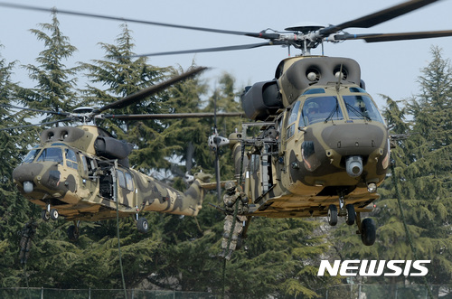 【대구=뉴시스】김진아 기자 = 13일 오후 육군 2작전사령부에서 열린 기동예비전력 전개 훈련에서 특공대원들이 수리온에서 패스트로프를 하고 있다. 독수리훈련(FE)과 연계해 실시한 이번 훈련은 기동예비전력인 특공부대 장병 200여 명과 수리온, 시누크 등 헬기 18대를 작전지역에 신속히 전개해 적을 격멸하는 훈련이다. 2017.03.14. bluesoda@newsis.com
