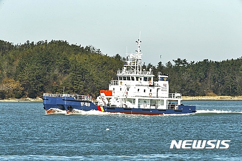 【군산=뉴시스】고석중 기자 = 14일 군산항 1부두에서 취역식을 가진 군산해양경찰서 소속 '방제8호정'이 항해를 하고 있다. 이 방제정은 150t급의 중형으로 길이 34.1m 폭 10.8m 최대 13노트(kn, 24㎞/h)의 속력으로 926㎞까지 항해할 수 있다. 2017.03.14. (사진= 군산해경 제공) photo@newsis.com