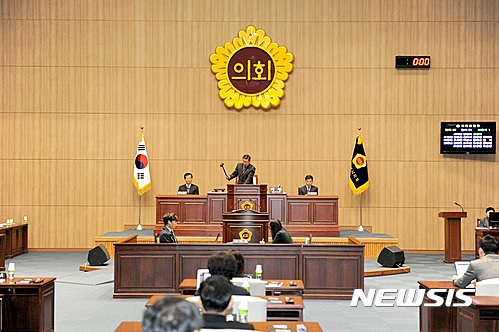 【광주=뉴시스】송창헌 기자 = 광주시의회가 광주시 산하 5개 공공기관장 인사청문회와 관련, 14일 내부 논의 끝에 특위 구성에는 합의했으나, 원내 다수당이 '문제가 된 입법정책관 인선이 철회되지 않을 경우 인사청문회를 보이콧하겠다'고 거듭 밝혀 청문회가 기로에 놓이게 됐다. 2017.03.14 (사진=광주시의회 제공)&nbsp; photo@newsis.com