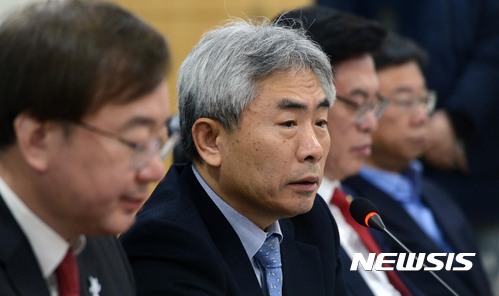 【서울=뉴시스】홍효식 기자 = 14일 오전 서울 여의도 국회 의원회관 제9간담회실에서 열린 '대한민국 언론! 과연 공정한가?' 토론회에서 정규재(왼쪽 두번째) 한국경제 주필이 모두발언을 하고 있다. 2017.03.14.&nbsp; yesphoto@newsis.com