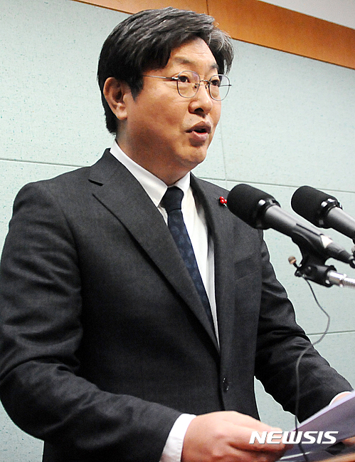 【익산=뉴시스】강명수 기자 = 더불어민주당 이춘석(익산갑) 의원은 행정자치부로부터 '구도심 청년창업 복합문화공간 조성사업'을 위한 특별교부세 6억원을 확보했다고 14일 밝혔다. 사진은 지난해 1월 전북도의회 브리핑룸에서 촬영한 사진이다. 2017.03.14. smister@newsis.com