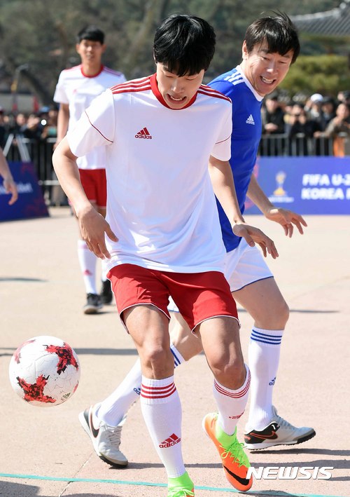 【수원=뉴시스】이정선 기자 = 14일 오후 경기 수원 화성[華城] 행궁광장에서 열린 FIFA U-20 월드컵 코리아 2017 Legend 마라도나팀과 아이마르팀의 경기, 류준열과 신태용 감독이 볼다툼하고 있다. 2017.03.14.&nbsp; ppljs@newsis.com