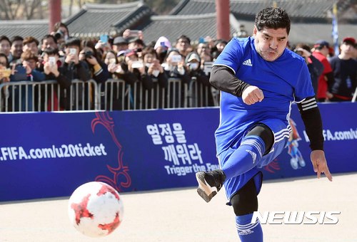 【수원=뉴시스】이정선 기자 = 14일 오후 경기 수원 화성[華城] 행궁광장에서 열린 FIFA U-20 월드컵 코리아 2017 Legend 마라도나팀과 아이마르팀의 경기, 마라도나가 슛을 시도하고 있다. 2017.03.14.&nbsp; ppljs@newsis.com