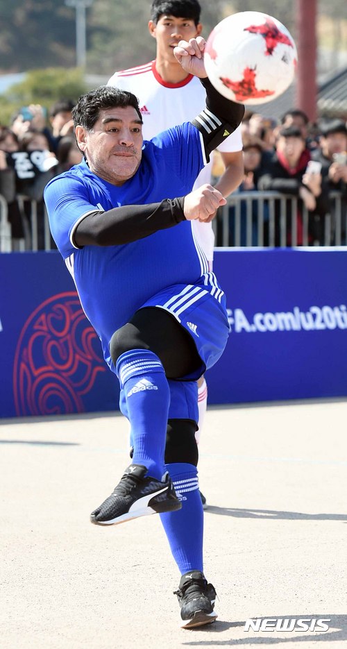 【수원=뉴시스】이정선 기자 = 14일 오후 경기 수원 화성[華城] 행궁광장에서 열린 FIFA U-20 월드컵 코리아 2017 Legend 마라도나팀과 아이마르팀의 경기, 마라도나가 슛을 시도하고 있다. 2017.03.14.&nbsp; ppljs@newsis.com