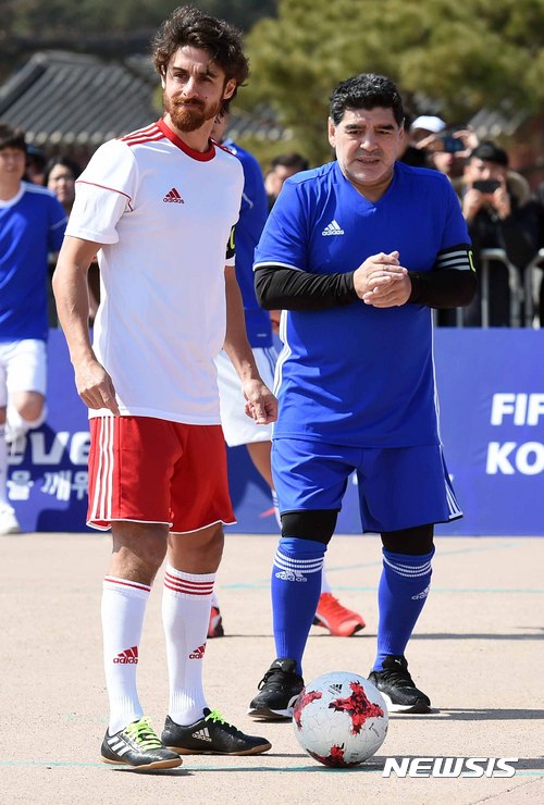 【수원=뉴시스】이정선 기자 = 14일 오후 경기 수원 화성[華城] 행궁광장에서 열린 FIFA U-20 월드컵 코리아 2017 Legend 마라도나팀과 아이마르팀의 경기, 마라도나와 아이마르가 경기시작 휘슬을 기다리고 있다. 2017.03.14.&nbsp; ppljs@newsis.com