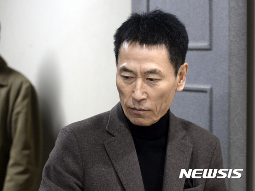 【서울=뉴시스】최진석 기자 = 한상규 컴투게더 대표가 지난해 3월14일 오후 서울 서초구 서울중앙지법에서 열린 국정농단 '비선실세' 최순실의 제20차 공판에 증인으로 출석하고 있다. 2017.03.14. myjs@newsis.com