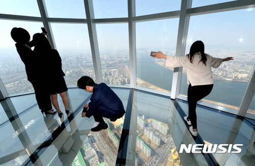 【서울=뉴시스】임태훈 기자 = 세계 3위 높이의 잠실 롯데월드타워 전망대 '서울스카이(SEOUL SKY)'가 오는 22일 문을 연다. 시간당 900명을 동시에 수용할 수 있는 서울스카이는 지상 500m에 위치해 있으며, 지하1층과 지하2층 그리고 117층부터 123층까지 총 9개층으로 구성되어 있다.&nbsp;&nbsp;&nbsp; 사진은 14일 오후 개장을 앞둔 서울스카이의 모습. 2017.03.14.&nbsp;&nbsp; taehoonlim@newsis.com