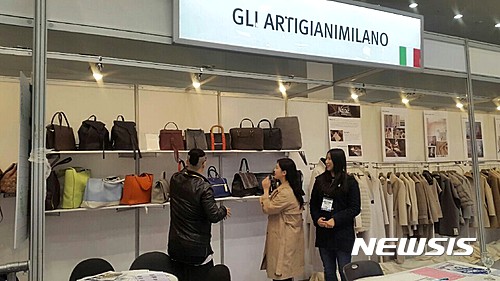 【대구=뉴시스】정창오 기자 = 대구시와 산업통상자원부는 7일부터 9일까지 대구엑스코에서 국내 최대 규모인 ‘2018 대구국제섬유박람회’와 ‘2018 대구패션페어’, ‘제21회 국제섬유기계전’을 동시에 개최한다. 사진은 지난해 3월 열린 '2017 대구국제섬유박람회' 모습이다. 2018.03.06.(사진=계명대 제공) photo@newsis.com