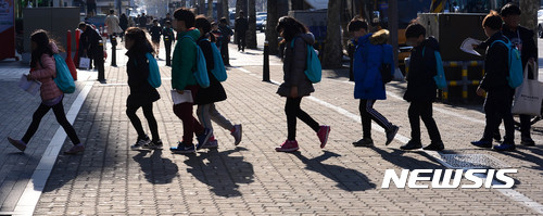 【서울=뉴시스】추상철 기자 = 교육부와 통계청은 지난해 사교육비 실태조사 결과를 발표 1인당 사교육비가 월 25만6000원사상 최고를 기록했다. 지난해 3월14일 오후 서울 강남구 대치동학원가에서 학교를 마친 학생들이 학원으로 향하고 있다. 2017.03.14. scchoo@newsis.com