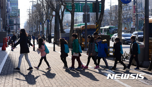 【서울=뉴시스】추상철 기자 = 교육부와 통계청은 지난해 사교육비 실태조사 결과를 발표 1인당 사교육비가 월 25만6000원사상 최고를 기록했다. 14일 오후 서울 강남구 대치동학원가에서 학교를 마친 학생들이 학원으로 향하고 있다. 2017.03.14. scchoo@newsis.com