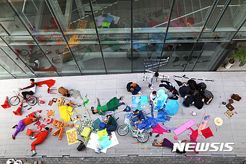 【서울=뉴시스】SeMA Green 2017 <날개.파티>, 파티 해외스승 사비나와 레나토의 색채 워크숍, 2016 (제공: 파주타이포그라피학교) 