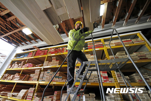 [피츠버그=AP/뉴시스] 미국 펜실베이니아주 피츠버그에 있는 목재공장에서 직원이 목재 재고를 정리하고 있다. 자료사진. 2026.04.10