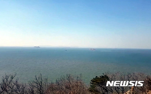 【서울=뉴시스】연평도 북측 북한수역에 나타난 중국어선 3척 모습.(사진=인천해경 제공 영상 캡처)photo@newsis.com
