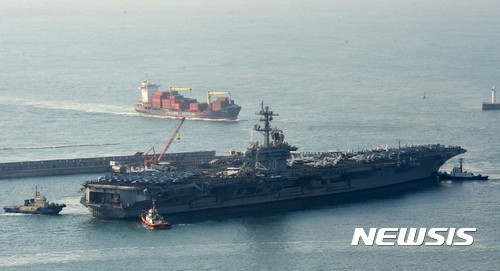 【부산=뉴시스】 하경민 기자 = 한·미 연합군사훈련에 참가한 미국 해군의 핵추진 항공모함 '칼 빈슨'(CVN-70·9만3400t급)함이 15일 오전 부산 남구 해군작전사령부 부산작전기지에 입항하고 있다.    니미츠급 항모인 칼 빈슨 함은 길이 333m, 폭 77m이며, 축구장 3배 규모이다. 승조원 수도 5500여 명에 달한다.    '떠다니는 군사기지'라 불리는 이 항모에는 F/A-18 슈퍼호넷 전투기, E-2C 호크아이 조기경보기, EA-18G 그라울러 전자전기, MH-60S 시호크 해상작전헬기 등 80여 대의 항공기를 탑재할 수 있다. 2017.03.15.   yulnetphoto@newsis.com