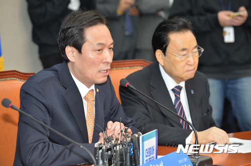 【서울=뉴시스】배훈식 기자 = 15일 오전 서울 여의도 국회 더불어민주당 당 대표 회의실에서 열린 최고위원회의에 참석한 우상호 원내대표가 모두발언하고 있다.&nbsp; 우 원내대표는 자유한국당과 국민의당, 바른정당의 대선 경선룰 갈등을 지적하며 대통령이 되려는 사람이 한낱 사소한 룰로 멱살을 붙잡고 싸우는 모습이 볼썽사납다고 비판했다. 2017.03.15.&nbsp; dahora83@newsis.com