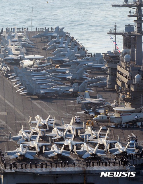 【부산=뉴시스】 하경민 기자 = 한·미 연합군사훈련에 참가한 미국 해군의 핵추진 항공모함 '칼 빈슨'(CVN-70·9만3400t급)함이 15일 오전 부산 남구 해군작전사령부 부산작전기지에 입항하고 있다. 니미츠급 항모인 칼 빈슨 함은 길이 333m, 폭 77m이며, 축구장 3배 규모이다. 승조원 수도 5500여 명에 달한다. '떠다니는 군사기지'라 불리는 이 항모에는 F/A-18 슈퍼호넷 전투기, E-2C 호크아이 조기경보기, EA-18G 그라울러 전자전기, MH-60S 시호크 해상작전헬기 등 80여 대의 항공기를 탑재할 수 있다. 2017.03.15. yulnetphoto@newsis.com