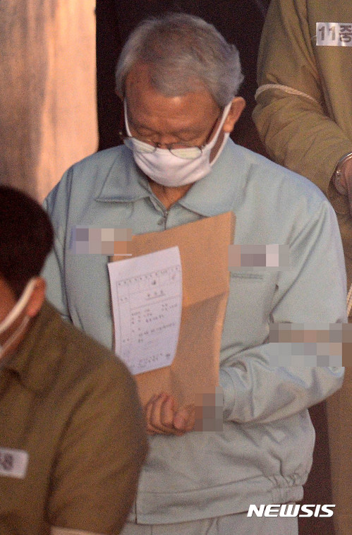 [서울=뉴시스]추상철 기자 = 이규태 일광그룹 회장이 지난 2017년 3월15일 오전 서울중앙지방법원에서 열린 항소심 2차 공판에 출석하고 있다. 이규태 회장은 회사 자금을 횡령하고 국군기무사령부 소속 군무원에게 뇌물을 준 혐의 등으로 1심에서 유죄가 선고됐다. 2017.03.15. scchoo@newsis.com 