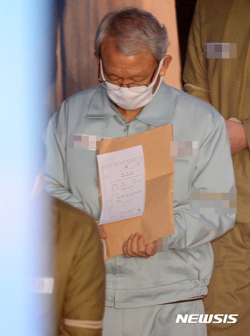 【서울=뉴시스】추상철 기자 = 이규태 일광공영 회장이 지난해 3월15일 오전 서울중앙지법에서 열린 '방산비리' 혐의 항소심 2차 공판에 출석하고 있다. 이 회장은 이 혐의에 대해선 올해 4월 무죄가 확정됐다. 2017.03.15. scchoo@newsis.com