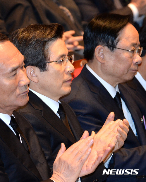 【창원=뉴시스】전진환 기자 = 황교안 대통령 권한대행 국무총리가 15일 오전 제57주년 3·15의거 기념식이 열린 경남 창원시 3·15 아트센터 대극장에서 박수치고 있다. 2017.03.15. amin2@newsis.com