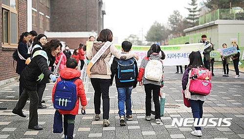 【제천=뉴시스】강신욱 기자 = 15일 충북 제천중앙초등학교에서 교직원과 6학년 회장·부회장들이 등교하는 학생들을 대상으로 친구사랑 캠페인을 하고 있다. 2017.03.15. (사진=제천중앙초등학교 제공)&nbsp; photo@newsis.com