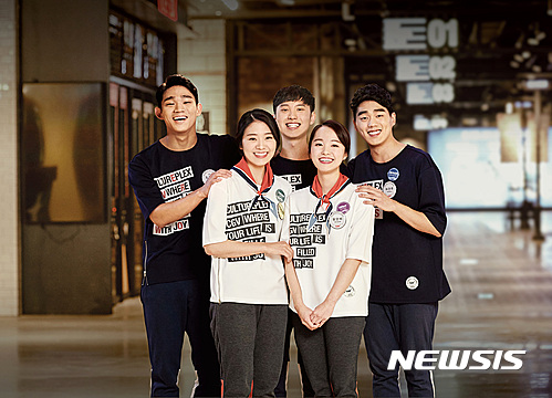 【서울=뉴시스】CJ CGV는 아르바이트 직원인 '미소지기'의 전 직영점 유니폼을 일부 지점에서 도입하고 있는 '트레이닝룩' 스타일로 올 연말까지 바꾼다고 15일 밝혔다. 2017.3.15(사진=CJ CGV 제공)&nbsp; photo@newsis.com 