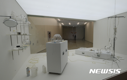 【서울=뉴시스】최진석 기자 = 15일 서울 종로구 국립현대미술관 서울관에서 열린 '신소장품 2013~16 삼라만상: 김환기에서 양푸둥까지' 전시를 찾은 관람객이 작품을 감상하고 있다. 2017.03.15.&nbsp; myjs@newsis.com