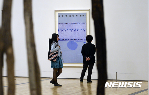 【서울=뉴시스】최진석 기자 = 15일 서울 종로구 국립현대미술관 서울관에서 열린 '신소장품 2013~16 삼라만상: 김환기에서 양푸둥까지' 전시를 찾은 관람객이 미술관 역대 최고가 소장품인 10억짜리 김환기의 새벽 #3을 감상하고 있다. 2017.03.15.&nbsp; myjs@newsis.com