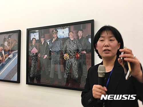 【서울=뉴시스】박미화 학예연구원이 국립현대미술관 신소장품전에 나온 조습의 사진 작품을 설명하고 있다.