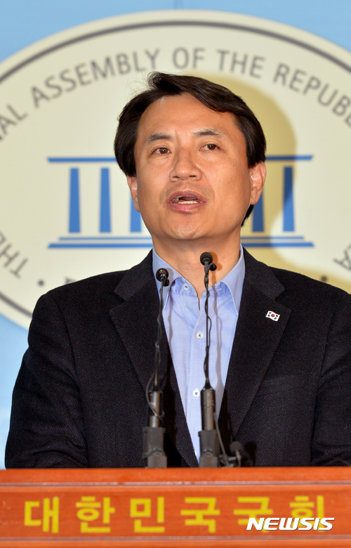 【서울=뉴시스】배훈식 기자 = 15일 오전 서울 여의도 국회 정론관에서 김진태 자유한국당 대선 예비경선 후보가 기자회견을 열고 당내 대선주자들의 예비경선 참여를 촉구하고 있다. 2017.03.15. dahora83@newsis.com