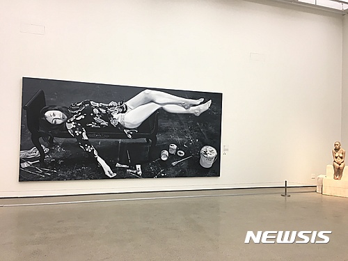 【서울=뉴시스】박현주 기자= 국립현대미술관 서울관 신소장품전에 전시된 안창홍의 배드카우치.