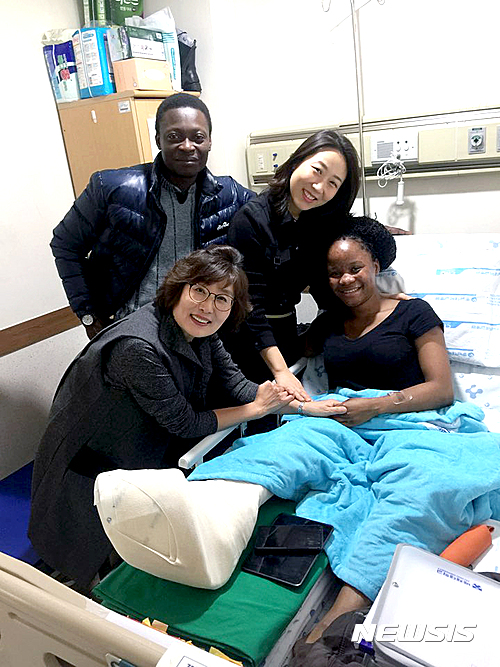 【대전=뉴시스】아프리카 출신 배재대 한국어교육원 연수생 에드나씨가 병상에서 환하게 웃고 있다