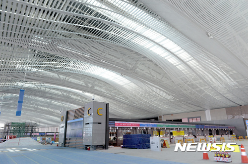 【인천공항=뉴시스】임태훈 기자 = 인천공항 제2여객터미널이 3단계 건설을 끝내는 올해 말 개장을 앞두고 있다. 인천공항은 총 4.9조 원을 투입해 제2여객터미널과 연계 교통시설 등을 신축하는 3단계 건설 사업을 2009년부터 추진해왔으며, 제2여객터미널이 가동되면 연간 여객처리능력은 현재의 5,400만 명에서 7,200만 명으로 늘어난다. 사진은 이날 15일 오후 공사중인 인천공항 제2여객터미널의 모습. 2017.03.15. taehoonlim@newsis.com