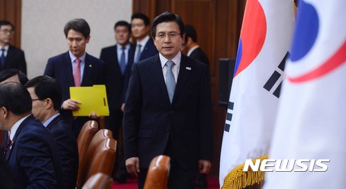 【서울=뉴시스】전신 기자 = 황교안 대통령 권한대행 국무총리가 15일 서울 종로구 정부서울청사에서 열린 임시 국무회의에 참석하고 있다. 황 권한대행은 이날 회의에서 대선 불출마를 선언했다. 2017.03.15&nbsp;&nbsp; photo1006@newsis.com