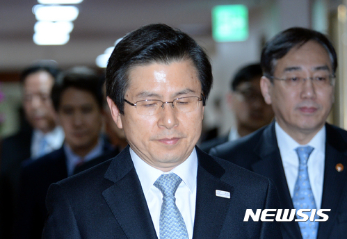 【서울=뉴시스】전진환 기자 = 황교안 대통령 권한대행 국무총리가 15일 오후 임시 국무회의가 열린 서울 종로구 정부서울청사 회의실로 입장하고 있다. 황교안 권한대행은 모두발언에서 대선에 불출마한다고 말했다. 2017.03.15 amin2@newsis.com