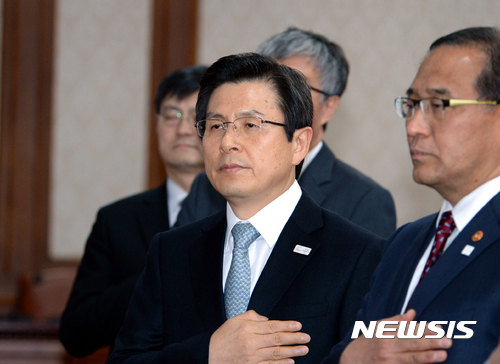 【서울=뉴시스】전신 기자 = 황교안 대통령 권한대행 국무총리가 15일 서울 종로구 정부서울청사에서 열린 임시 국무회의에서 국민의례를 하고 있다. 황 권한대행은 이날 회의에서 대선 불출마를 선언했다. 2017.03.15 photo1006@newsis.com