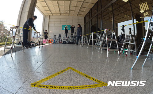 【서울=뉴시스】김선웅 기자 = 박근혜 전 대통령에 대한 검찰 소환조사 일정(3월21일)이 발표된 15일 서울 서초구 서울중앙지방법원에서 사진기자들이 포토라인을 설치하고 있다. 2017.03.15.&nbsp;&nbsp; photo@newsis.com