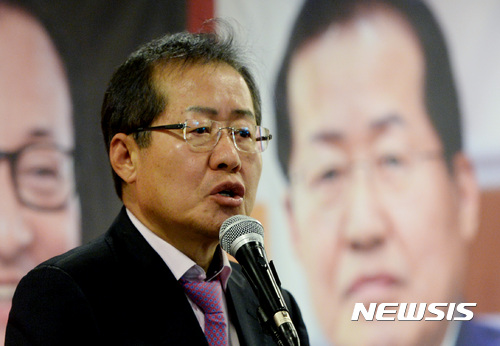 【서울=뉴시스】김진아 기자 = 홍준표 경남지사가 15일 서울 중구 프레스센터에서 열린 2017 한반도미래재단, 대선주자 초청 특별대담 '천하대란, 어떻게 풀 것인가'에서 발언을 하고 있다. 2017.03.15. bluesoda@newsis.com