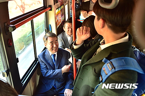 【진주=뉴시스】정경규 기자 = 경남 진주시가 15일 52년만에 시내버스 노선개편을 통해 시행에 들어갔다.이날 이창희 진주시장도 오전 7시40분께 초전동 버스정류장에서 시내버스를 이용해 출근하며 노선개편에 대한 시민들의 적극적인 협조를 당부했다.2017.03.15.(사진=진주시 제공) photo@newsis.com