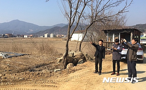 【양평=뉴시스】문영일 기자 = 경기 양평군은 15일 경기도 관계자와 함께 불합리한 수변구역의 해제를 요청한 양서면 복포리 산50-1번지 일원을 직접 답사했다. 2017.03.15. (양평군청 제공)&nbsp; photo@newsis.com