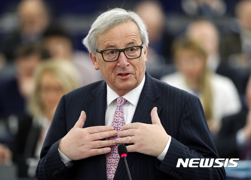 【스트라스부르=AP/뉴시스】장 클로드 융커 유럽연합(EU) 집행위원장이 15일(현지시간) 프랑스 스트라스부르에서 열린 유럽의회 회의에 참석해 연설하고 있다. 2017.3.20.