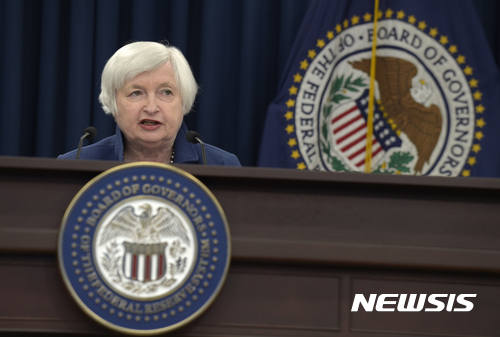 【 워싱턴=AP/뉴시스】재닛 옐런 미국 연방준비제도 의장이 15일(현지시간) 워싱턴에서 금리인상 결정과 관련한 기자회견을 갖고 있다.2016.03.16 
