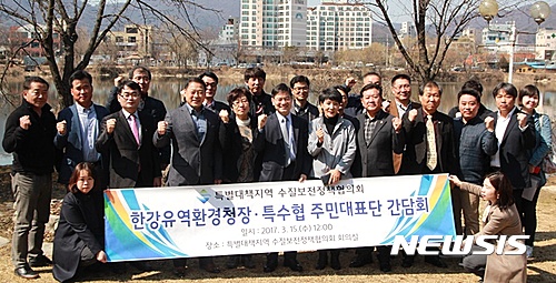 【하남=뉴시스】문영일 기자 = 한강유역환경청은 특별대책지역 수질보전정책협의회 신임 주민공동위원장을 비롯한 팔당호 특별대책지역 내 7개 시·군 주민대표, 주민실무위원회와 지난 15일 경기 양평군에서 간담회를 개최했다고 16일 밝혔다. 2017.03.16. (한강유역환경청 제공) photo@newsis.com